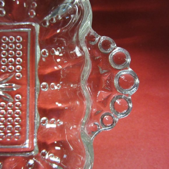 VINTAGE 50'S CLEAR PRESSED GLASS RELISH TRAY, DOTTED WITH FLOWER IN CENTER - Picture 7 of 7